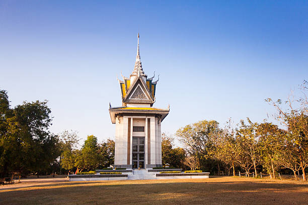 das töten bereichen choeung ek in phnom penh, kambodscha - völkermord in kambodscha stock-fotos und bilder