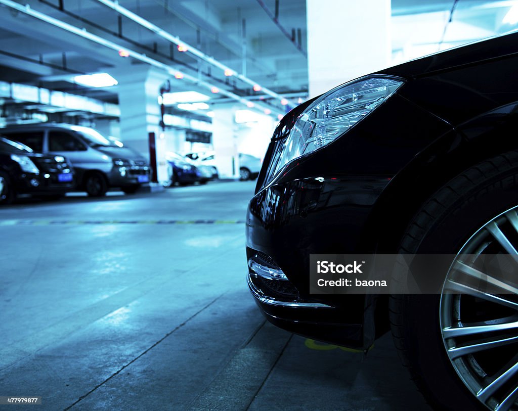 garage sotterraneo - Foto stock royalty-free di Parcheggio