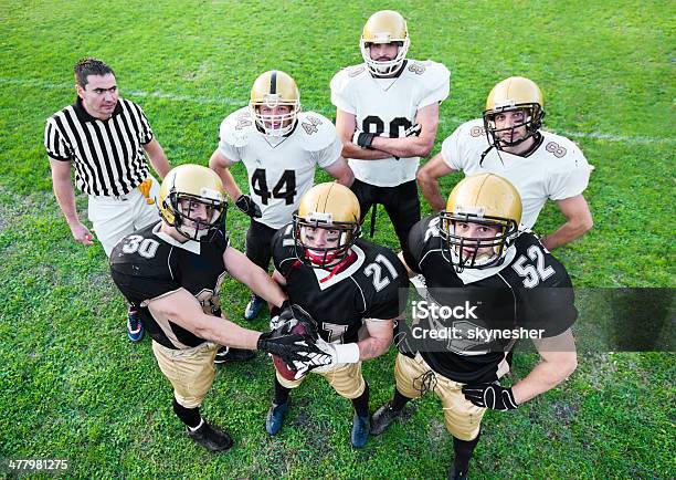 American Football Players Foto de stock y más banco de imágenes de Equipo de fútbol americano - Equipo de fútbol americano, Árbitro - Deportes, Accesorio de cabeza