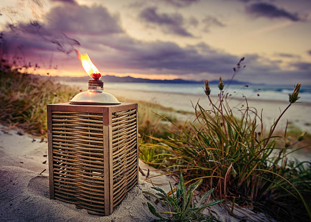 bruciatore fiamma al tramonto - candle lemon grass insect repellant insect foto e immagini stock