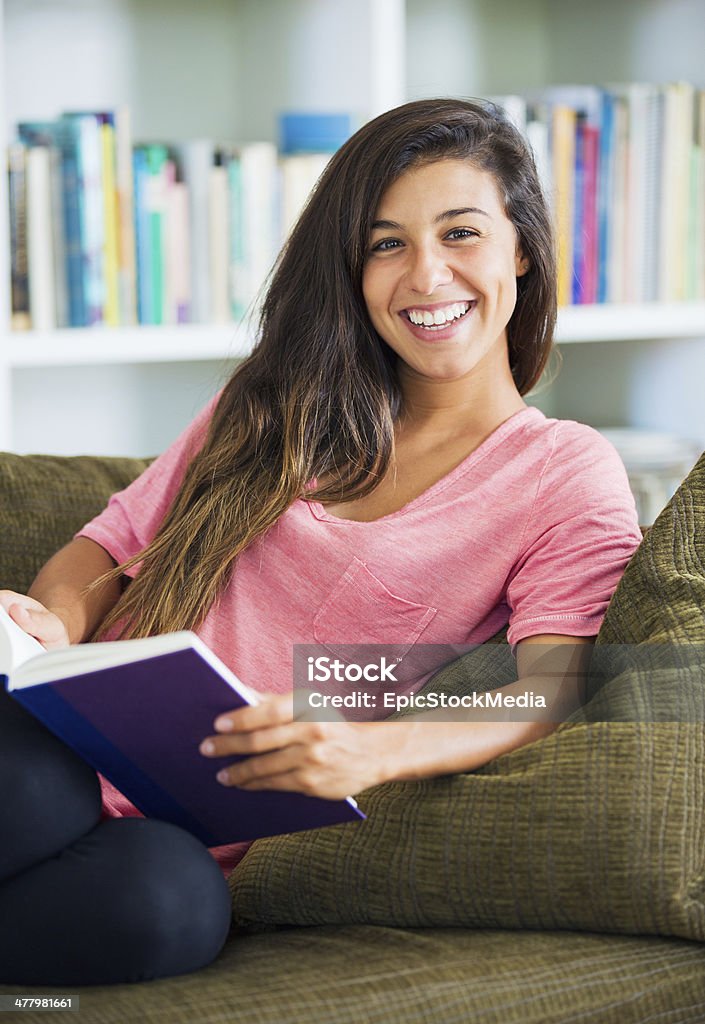 Feliz Jovem mulher lendo um livro - Foto de stock de Adulto royalty-free