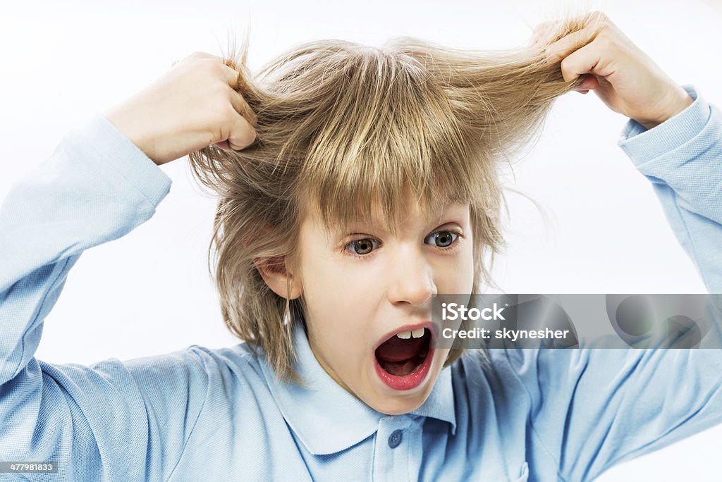 Zły chłopiec ciągnięcie jego włosów. - Zbiór zdjęć royalty-free (8 - 9 lat)