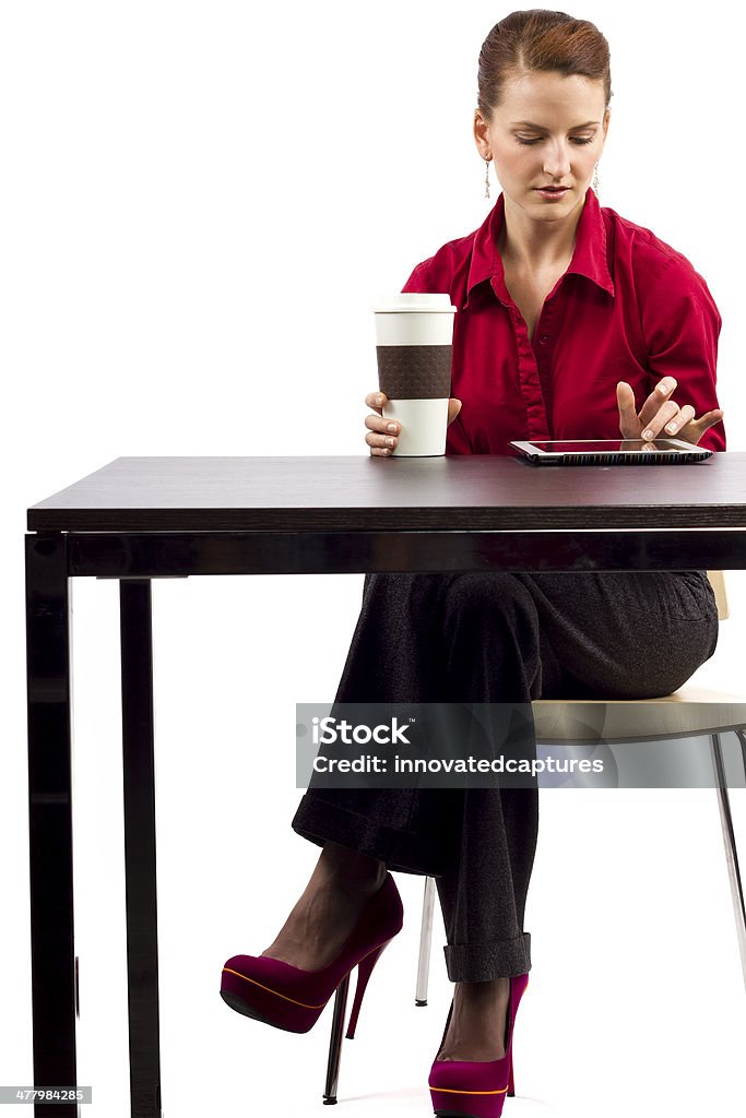 Mulher usando a Internet em um Tablet em um Coffeeshop - Foto de stock de Adulto royalty-free