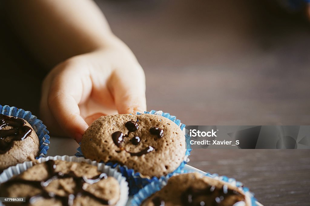 Ребенок и торты - Стоковые фото Большой палец руки роялти-фри