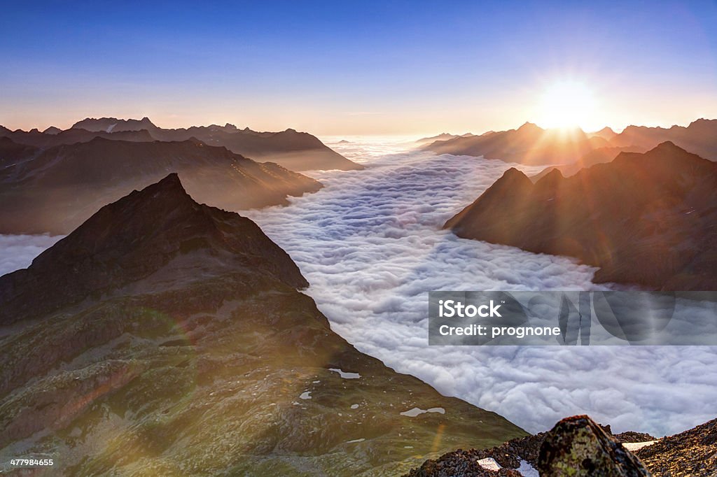 Tirolo vista all'alba - Foto stock royalty-free di Valle di Montafon