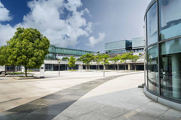 moderne glas-gebäude und plaza shopping center - glass architecture prosperity business stock-fotos und bilder