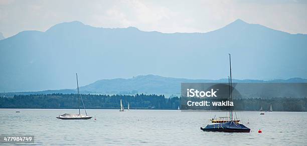 Lago Di Starnberger Mit Bergen - Fotografie stock e altre immagini di Lago di Starnberger - Lago di Starnberger, Acqua, Albero