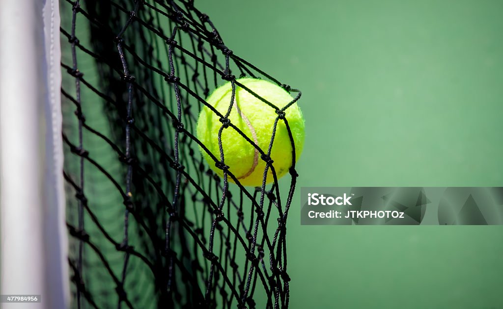 Bola de tenis en net - Foto de stock de 2015 libre de derechos