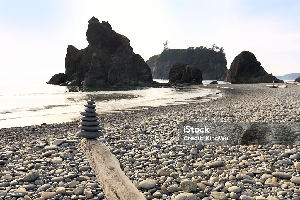 balance-pila di pietre ciottoli sulla spiaggia - Foto stock royalty-free di Acqua