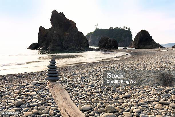 Foto de Pilha De Pedras De Seixos Equilíbrio Na Praia e mais fotos de stock de Amontoamento - Amontoamento, Bem-estar, Cena de tranquilidade