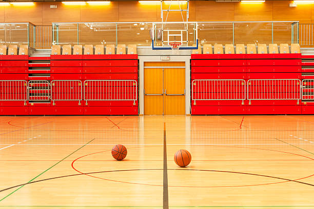 dwa koszykówka na parkiet w czerwony sports hall - school gymnasium parquet floor sport empty zdjęcia i obrazy z banku zdjęć