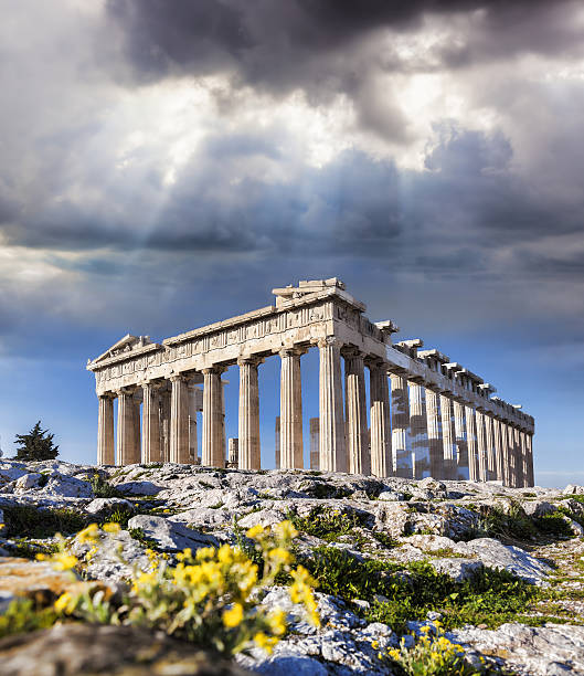 die akropolis mit dem parthenon-tempel in athen, griechenland - greece athens greece parthenon acropolis stock-fotos und bilder
