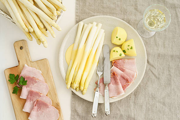 White asparagus with potatoes and boiled ham White asparagus with potatoes, boiled ham and hollandaise sauce hollandaise sauce stock pictures, royalty-free photos & images