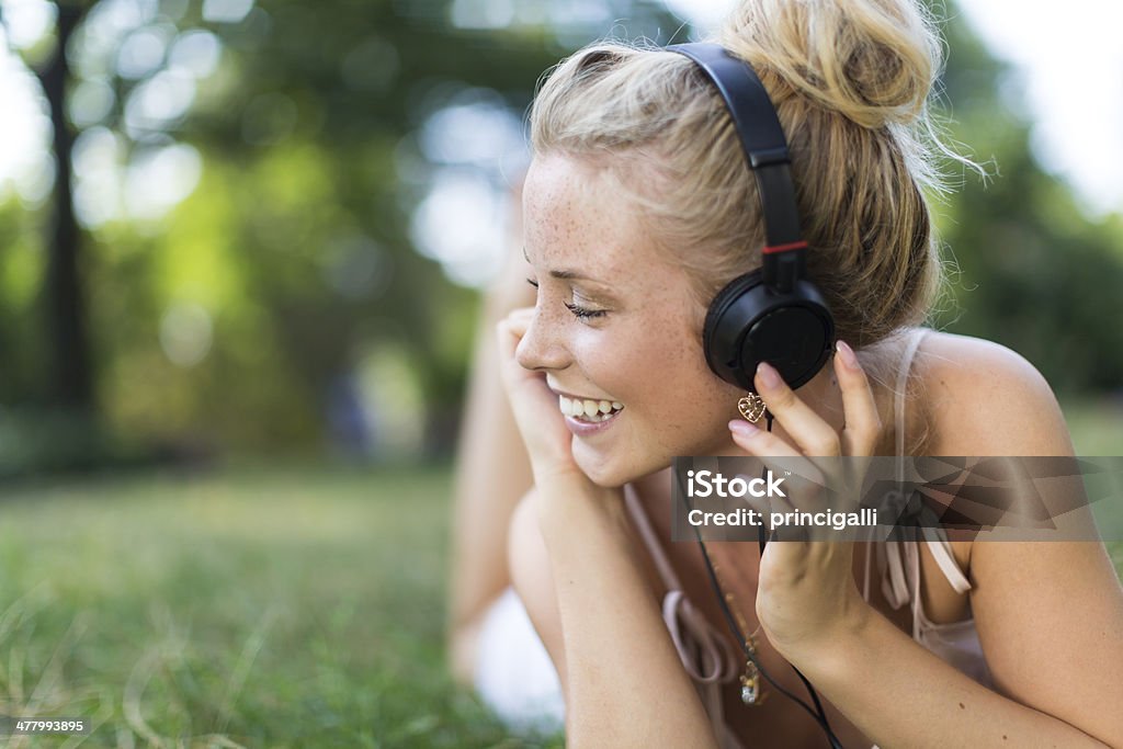 Fille heureuse avec un casque - Photo de Adulte libre de droits