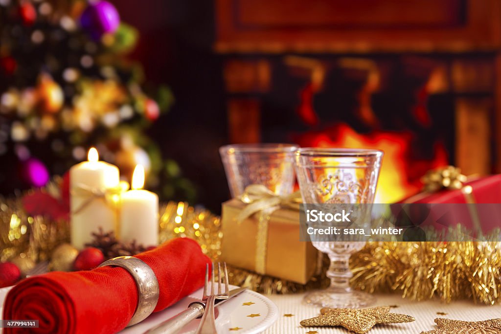 クリスマステーブルクリスマスツリー、暖炉と背景 - お祝いのロイヤリティフリーストックフォト