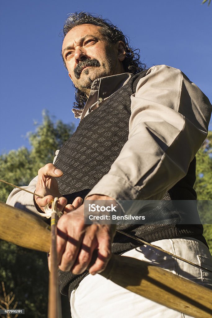 Adulto archer con arco y flecha al aire libre - Foto de stock de Adulto libre de derechos