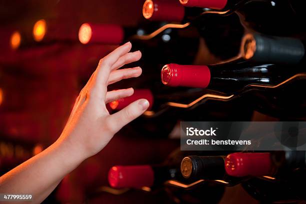 Hand Erreichen Für Eine Flasche Wein In Einem Weinkeller Stockfoto und mehr Bilder von Weinflasche