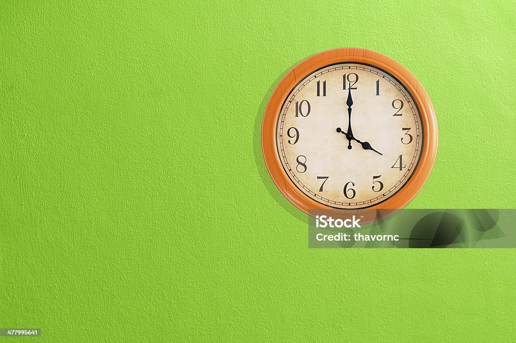 Orologio con ore 4 su una parete verde - Foto stock royalty-free di Quattro oggetti