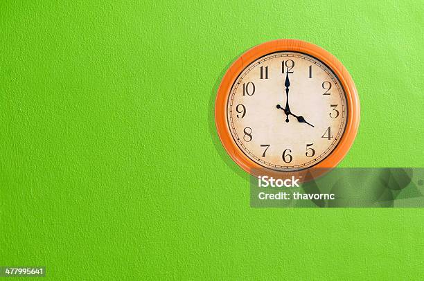 Orologio Con Ore 4 Su Una Parete Verde - Fotografie stock e altre immagini di Quattro oggetti - Quattro oggetti, Tempo - Concetto, Affari