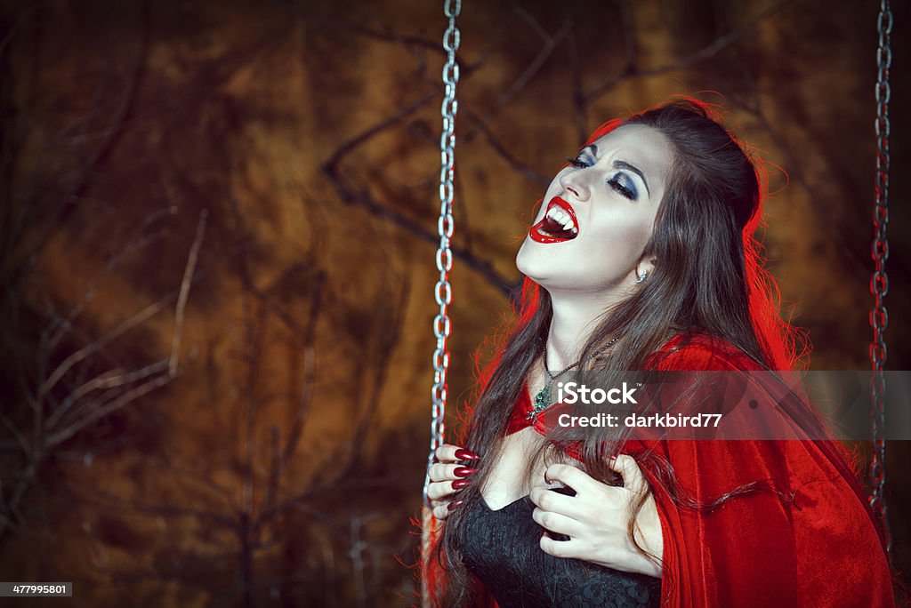 Schreien halloween Frau in roten Teppich gekehrt auf der Schaukel - Lizenzfrei Frauen Stock-Foto