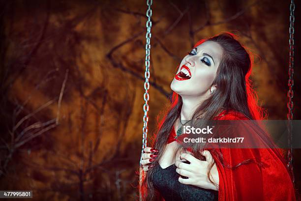 Photo libre de droit de Screaming Halloween Femme En Rouge Couvert Sur Tout Le Swing banque d'images et plus d'images libres de droit de Femmes