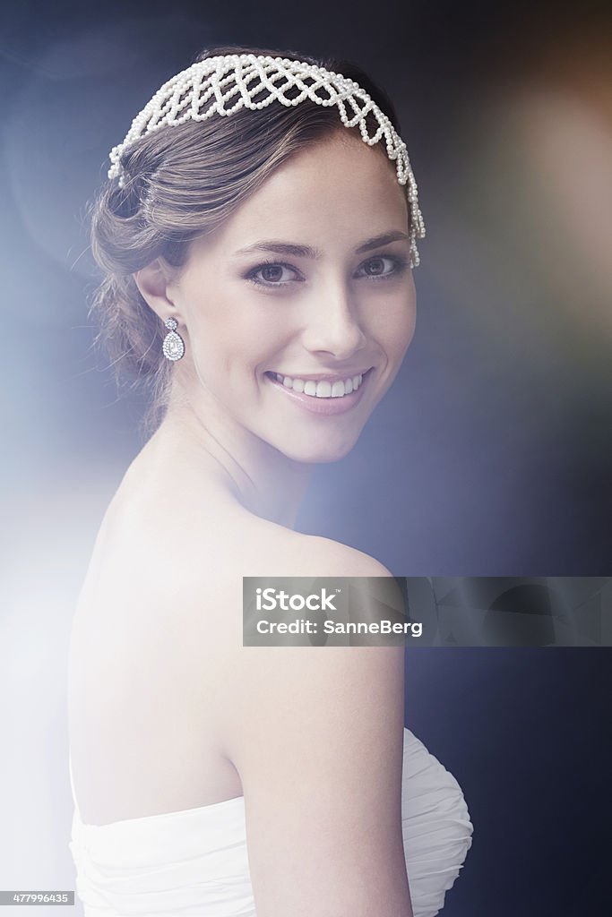 Ritratto di un affascinante giovane sposa sorridente, Fotografia da studio - Foto stock royalty-free di Abbigliamento formale