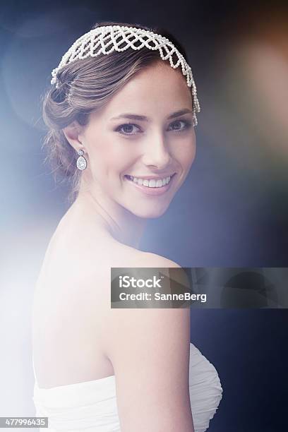 Ritratto Di Un Affascinante Giovane Sposa Sorridente Fotografia Da Studio - Fotografie stock e altre immagini di Abbigliamento formale