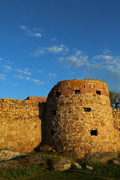 ruiny twierdzy hammershus zamek i - hammershus bornholm island denmark island zdjęcia i obrazy z banku zdjęć