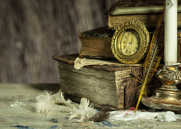 livros antigos, relógio antigo em uma tradicional, vela e escrever - fire heat ornate dirty imagens e fotografias de stock