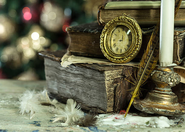 vecchi libri e orologio su sfondo di natale vintage - fire heat ornate dirty foto e immagini stock