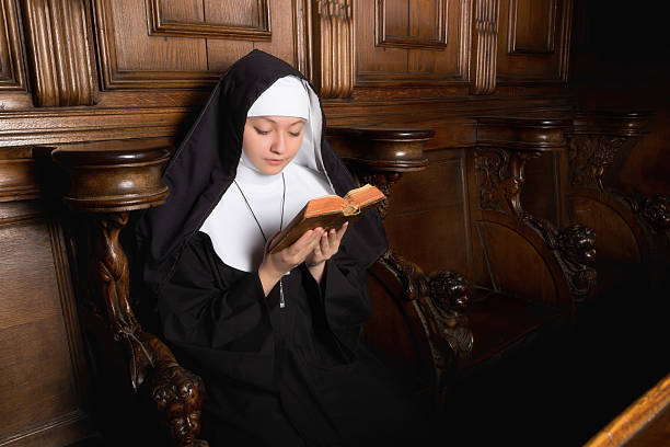 祈る初心者修道女 - nun catholicism praying women ストックフォトと画像