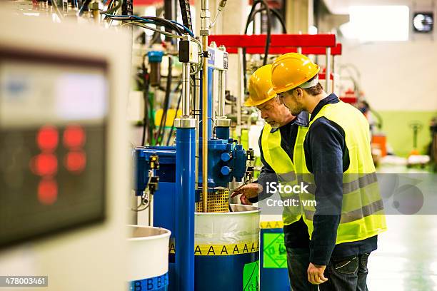 Foreman Und Arbeiter In Der Fabrik Stockfoto und mehr Bilder von Herstellendes Gewerbe - Herstellendes Gewerbe, Kommerzielle Herstellung, Korridor