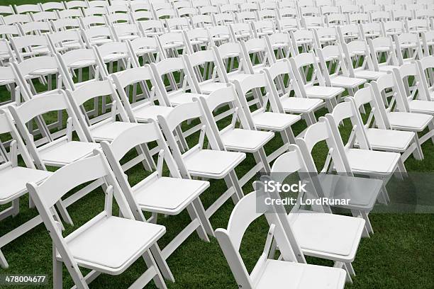 Cadeiras Em Um Evento Ao Ar Livre - Fotografias de stock e mais imagens de Cadeira - Cadeira, Casamento, Dobrável