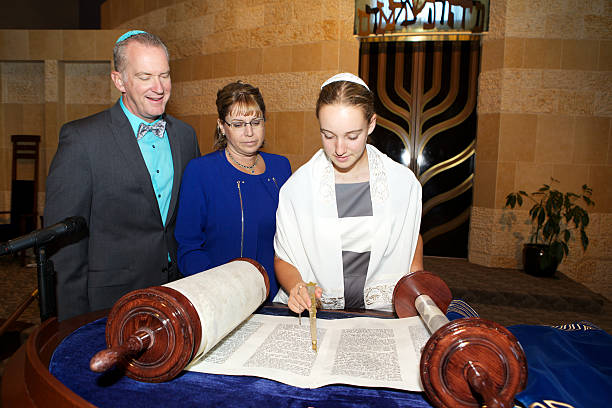 bat-mitsvah fille lecture de la torah avec ses parents - synagogue judaism temple religion photos et images de collection