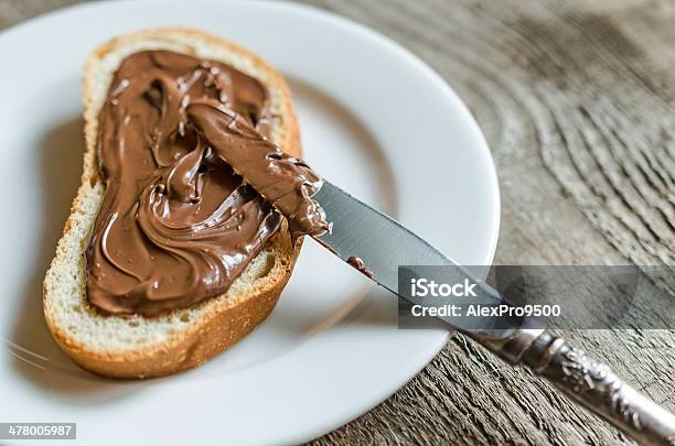 Fetta Di Pane Con Crema Di Cioccolato - Fotografie stock e altre immagini di Dolci - Dolci, Latte, Crema di cioccolato