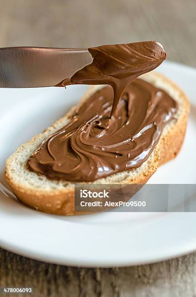 Scheibe Brot Mit Schokolade Creme Stockfoto und mehr Bilder von Schokoladenaufstrich - Schokoladenaufstrich, Schokolade, Toastbrot