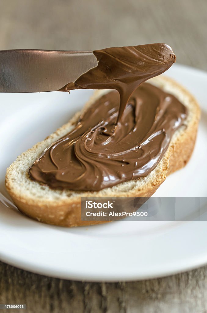 Ломтик хлеба с Шоколадный крем - Стоковые фото Шоколадная паста роялти-фри