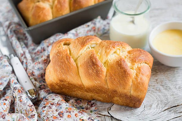 brioche auf hellem holz-hintergrund - milk bread stock-fotos und bilder