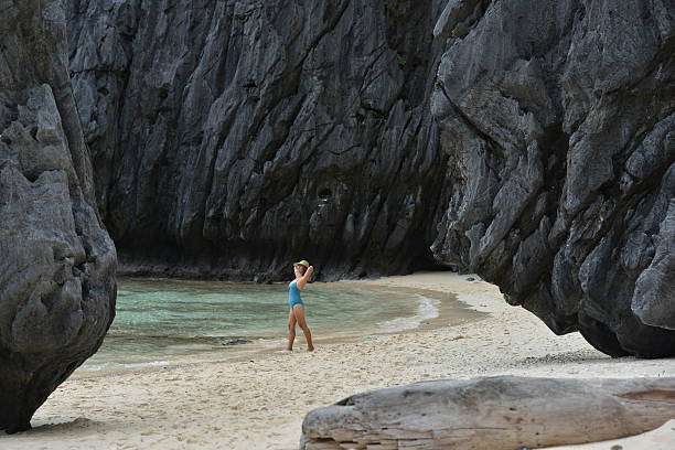 mode prise de vue d'un philippina sur la plage exotique - people traveling elegance philippines palawan photos et images de collection