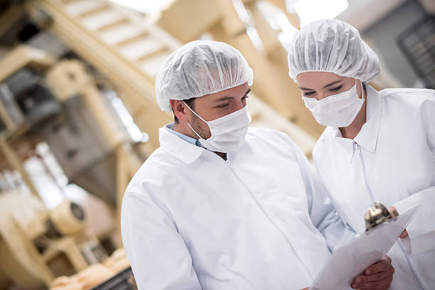 menschen arbeiten in einem food factory  - hair net stock-fotos und bilder