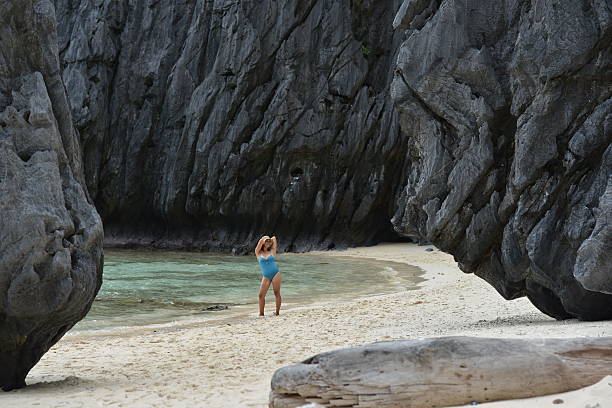 mode prise de vue d'un philippina sur la plage exotique - people traveling elegance philippines palawan photos et images de collection