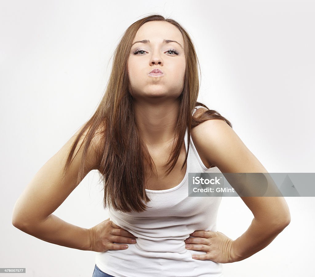 Belle fille sur ses joues bouffantes et envoyer - Photo de Joues gonflées libre de droits