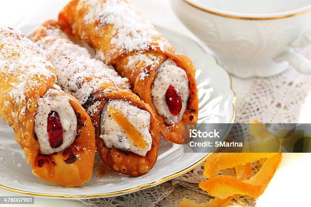 Foto de Cannoli Com Frutas Queijos E Frutas Cristalizadas e mais fotos de stock de Bolo - Bolo, Branco, Cannoli