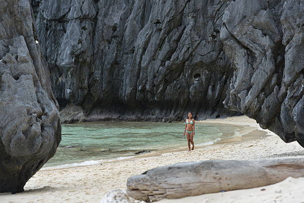 mode prise de vue d'un philippina sur la plage exotique - people traveling elegance philippines palawan photos et images de collection