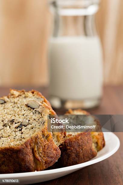 Banana Se Ha Criado Y La Leche Foto de stock y más banco de imágenes de Pan de plátano - Pan de plátano, Leche, Al horno