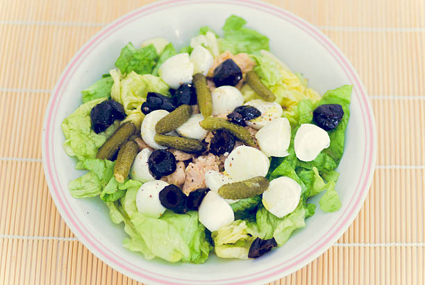 healthy recipes: estate insalata con il verde oliva, dei cetriolini, tonni e moz - lattuce foto e immagini stock