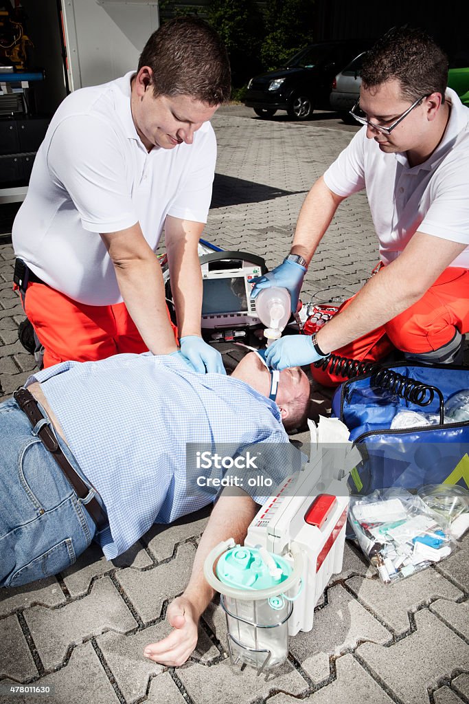 Paramedics CPR equipos médicos de emergencia de primeros auxilios - Foto de stock de 2015 libre de derechos