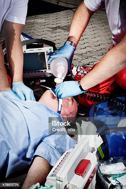 Paramedics Cpr Equipos Médicos De Emergencia De Primeros Auxilios Foto de stock y más banco de imágenes de 2015