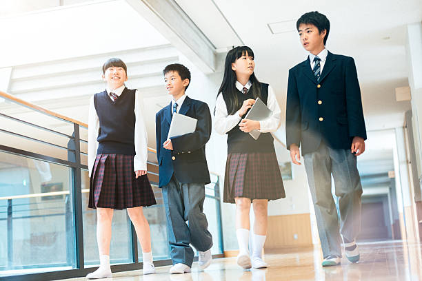 日本の高校生垂れ下がる出力間でのクラス - japanese culture asian ethnicity friendship computer ストックフォトと画像