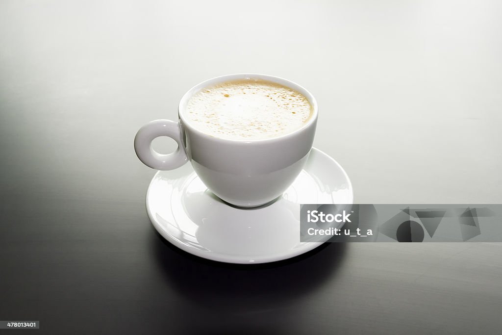 Blanc tasse de cappuccino sur une surface mat noir - Photo de Café arabica - Boisson libre de droits